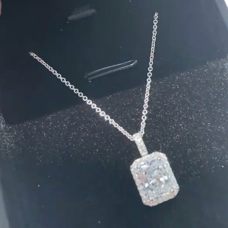 Schöne Halskette mit einzigartigem Stil