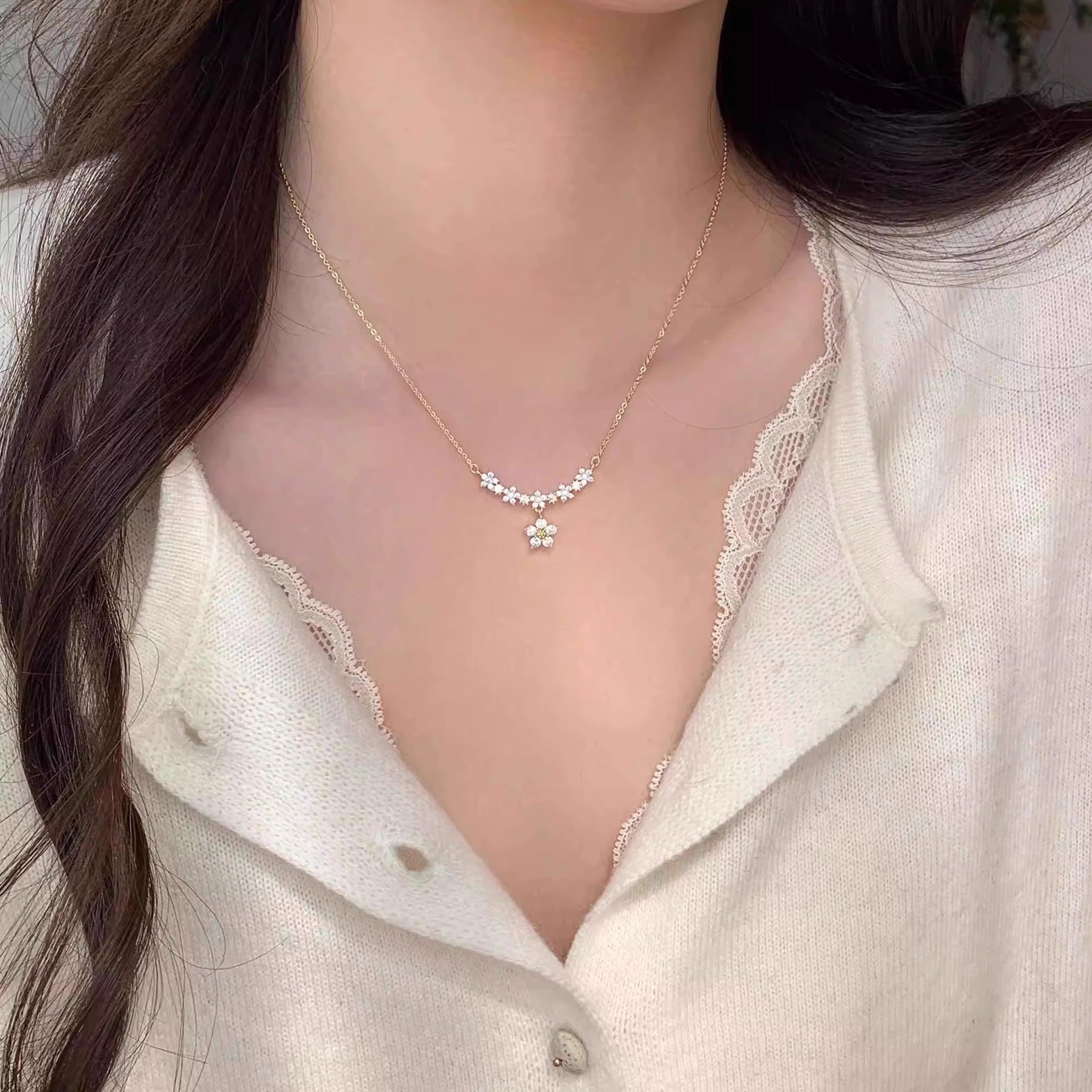 Zarte handwerkliche Halskette