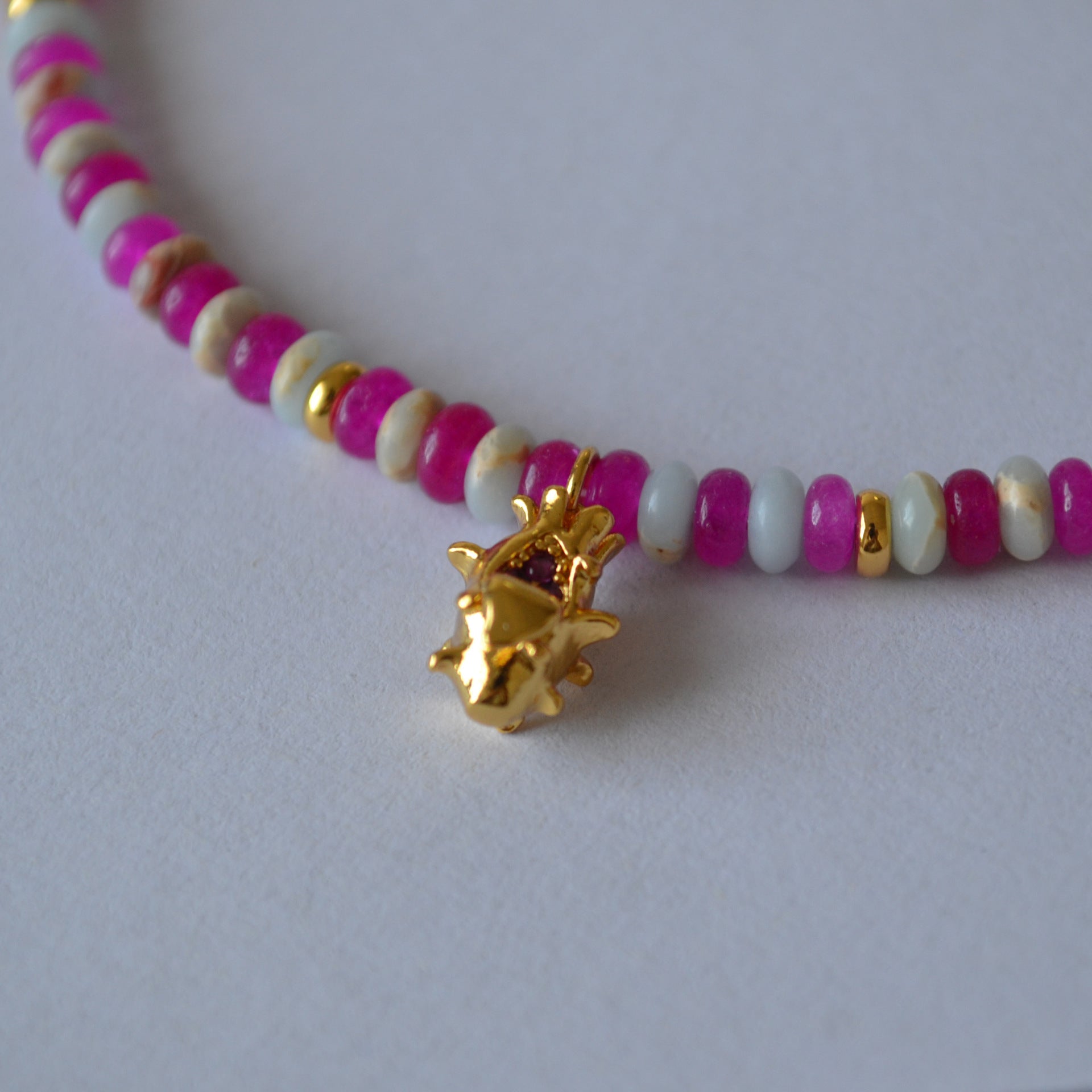 Zarte handwerkliche Halskette