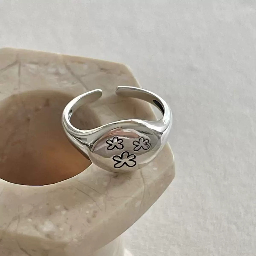 Zarte handwerkliche Ring