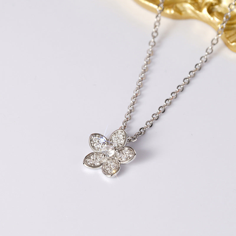 Schöne Halskette mit einzigartigem Stil