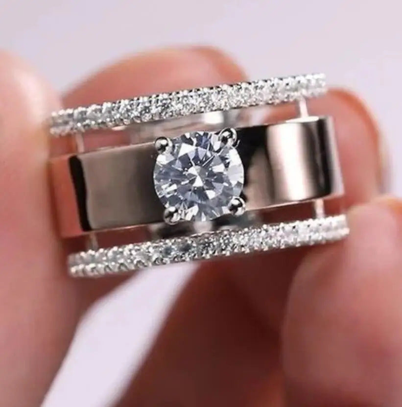 Zarte handwerkliche Ring