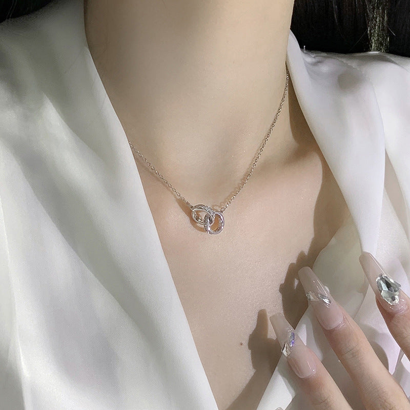 Schöne Halskette mit einzigartigem Stil