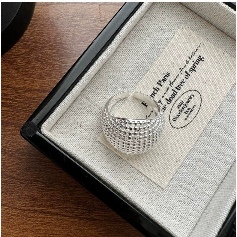 Zarte handwerkliche Ring