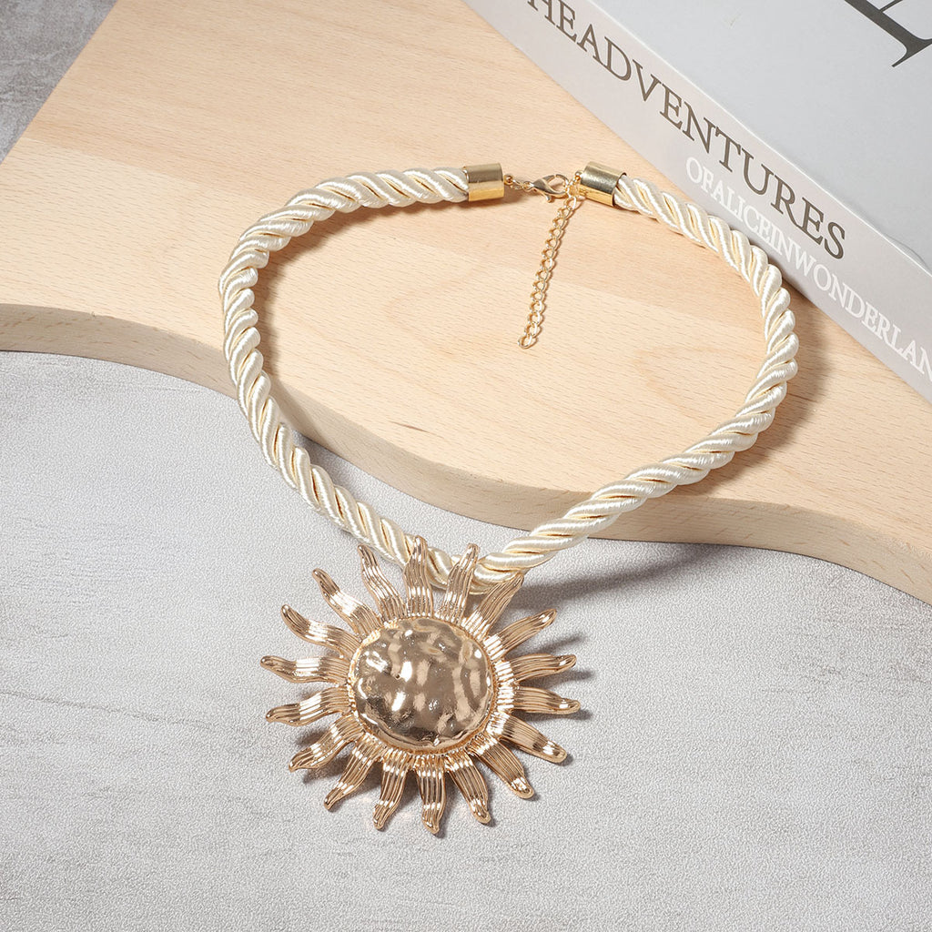 Zarte handwerkliche Halskette