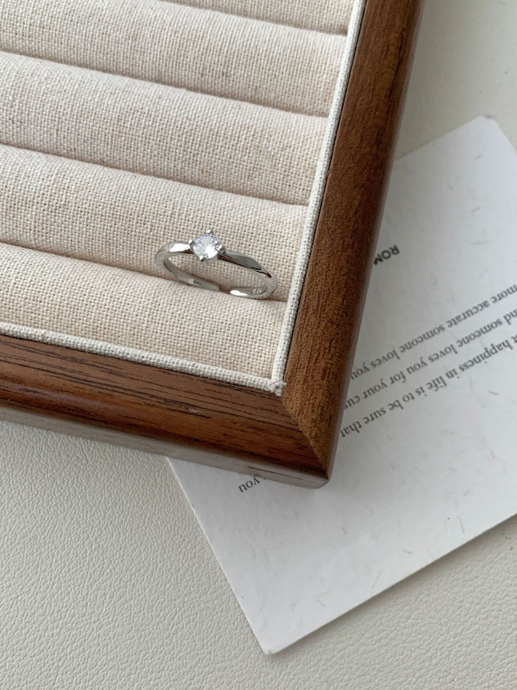 Zarte handwerkliche Ring