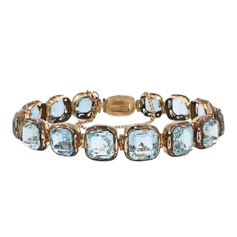 Schöne Halskette mit einzigartigem Stil