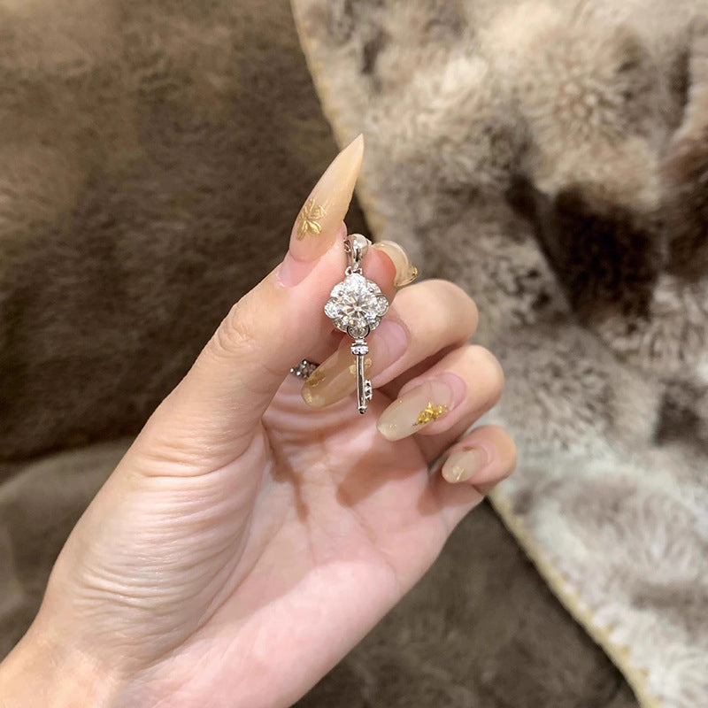 Zarte handwerkliche Halskette