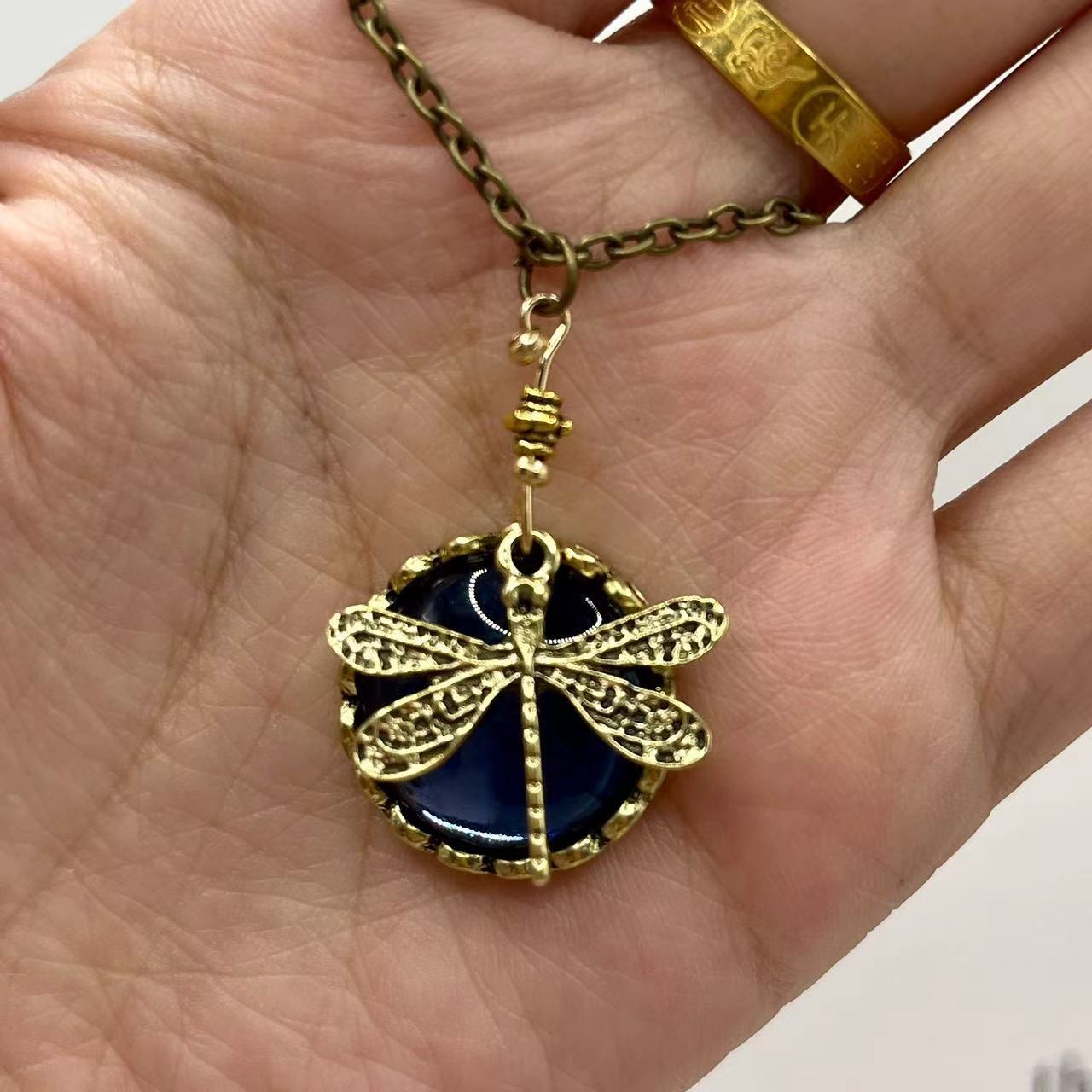 Schöne Halskette mit einzigartigem Stil