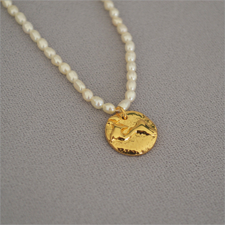 Schöne Gold Halskette mit einzigartigem Stil