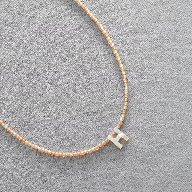 Schöne Halskette mit einzigartigem Stil