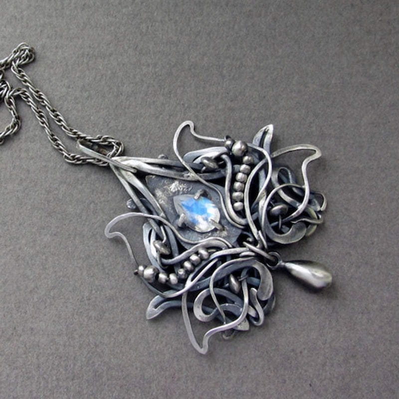 Zarte handwerkliche Halskette