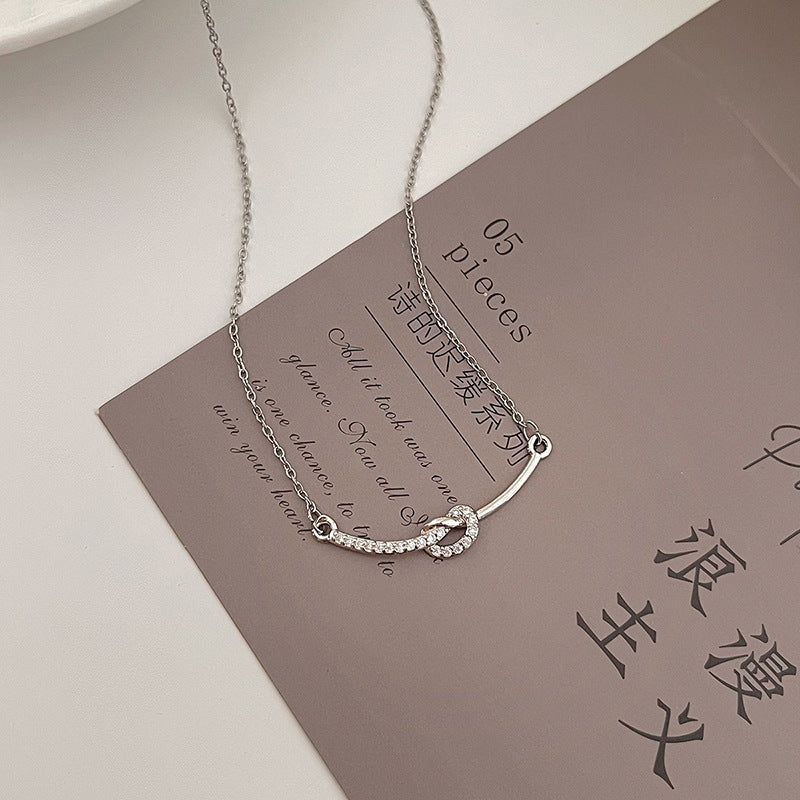 Zarte handwerkliche Halskette