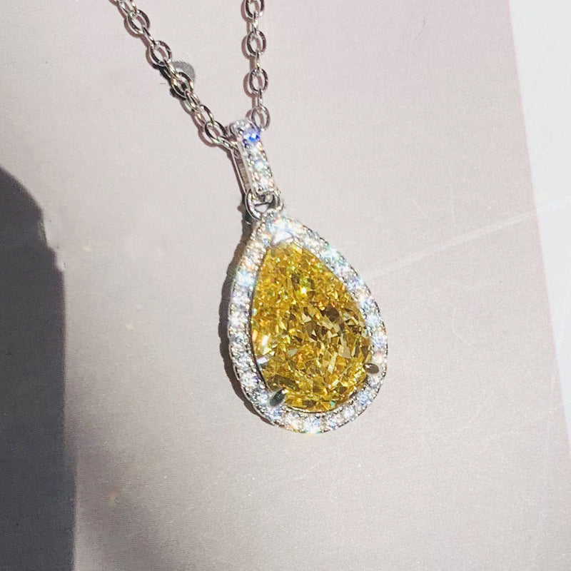 Schöne Halskette mit einzigartigem Stil