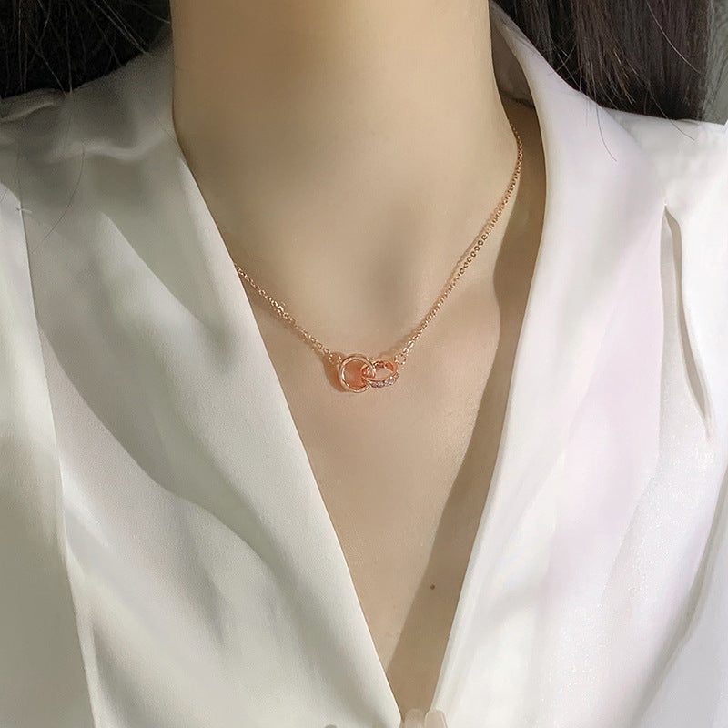 Schöne Halskette mit einzigartigem Stil