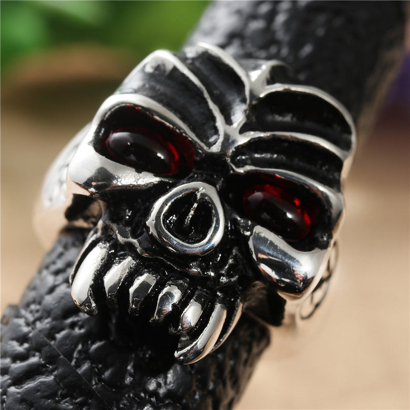 Zarte handwerkliche Ring