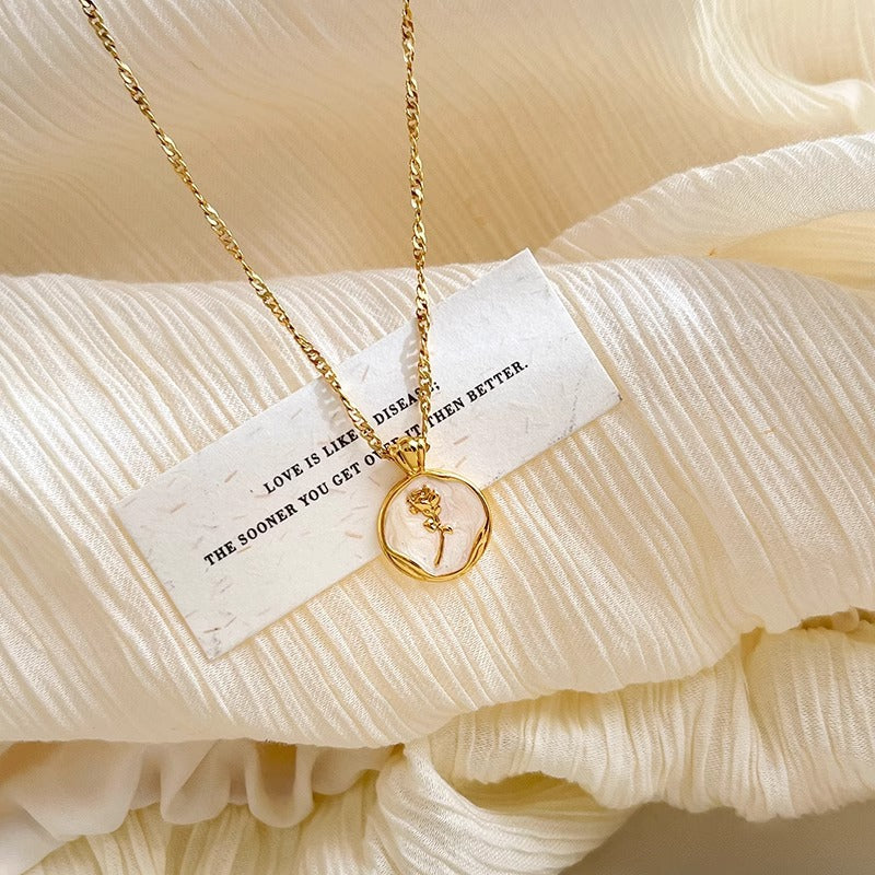 Schöne Gold Halskette mit einzigartigem Stil