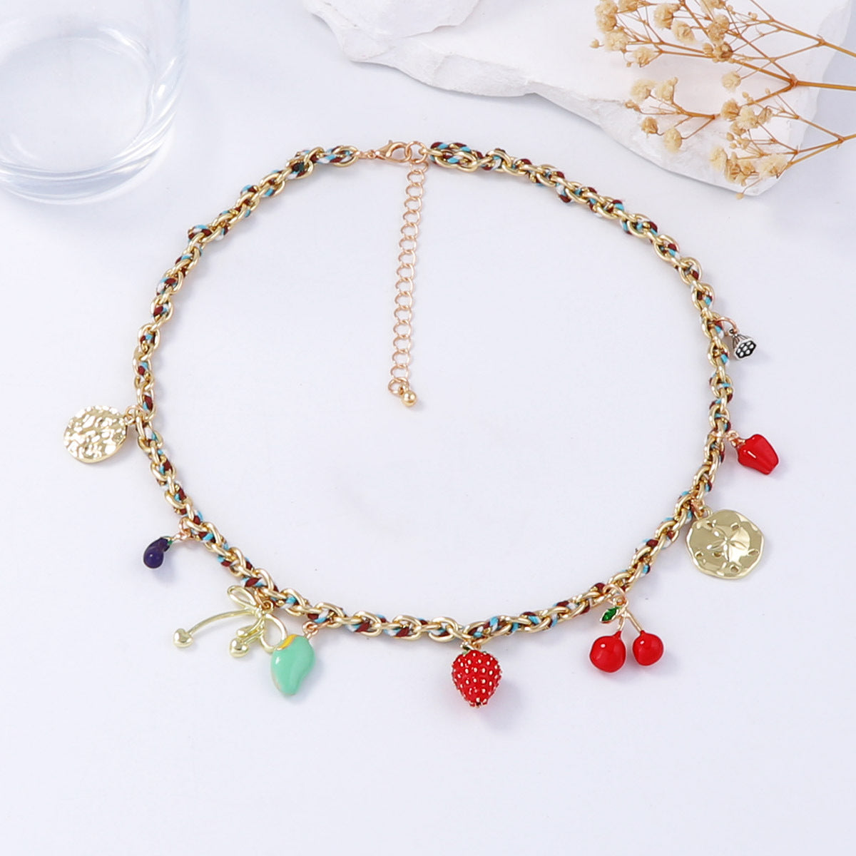 Schöne Halskette mit einzigartigem Stil