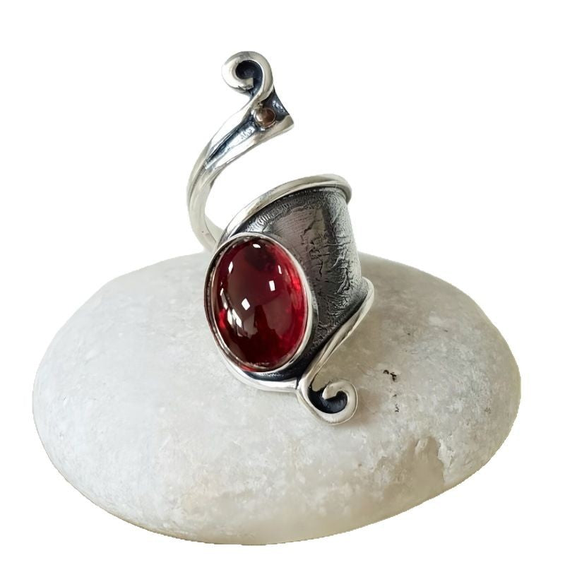 Zarte handwerkliche Ring