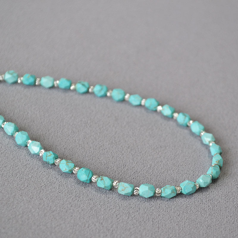 Zarte handwerkliche Halskette