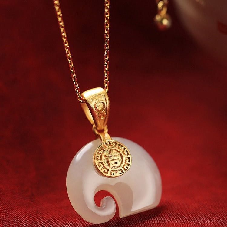 Schöne Gold Halskette mit einzigartigem Stil