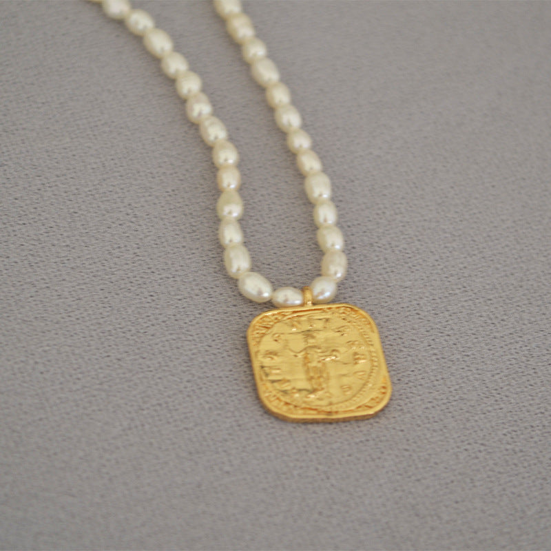 Schöne Gold Halskette mit einzigartigem Stil