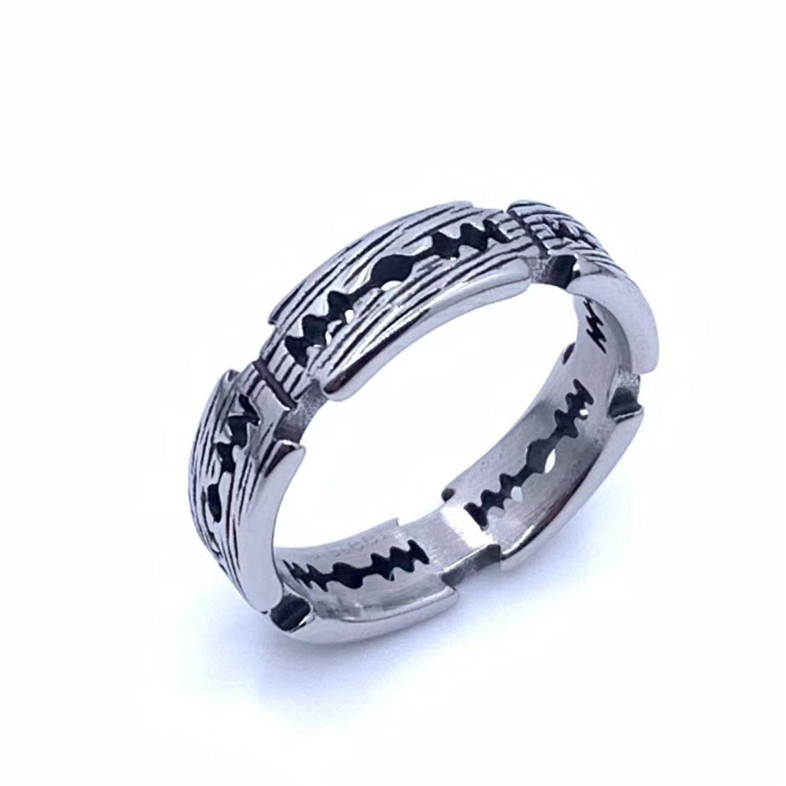 Zarte handwerkliche Ring