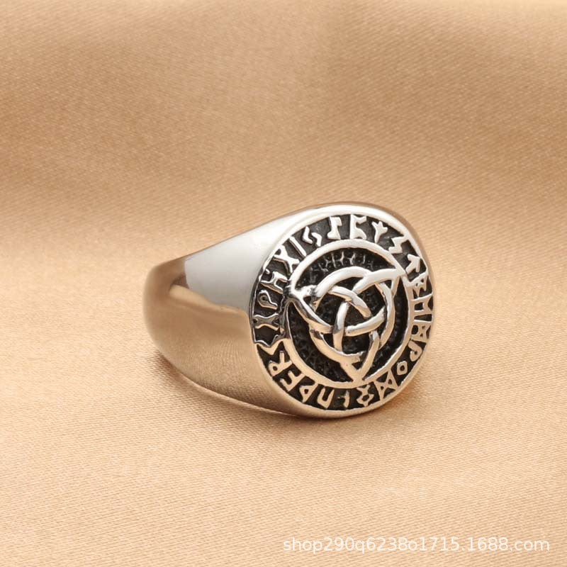 Zarte handwerkliche Ring