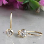 Zarte handwerkliche Ohrring