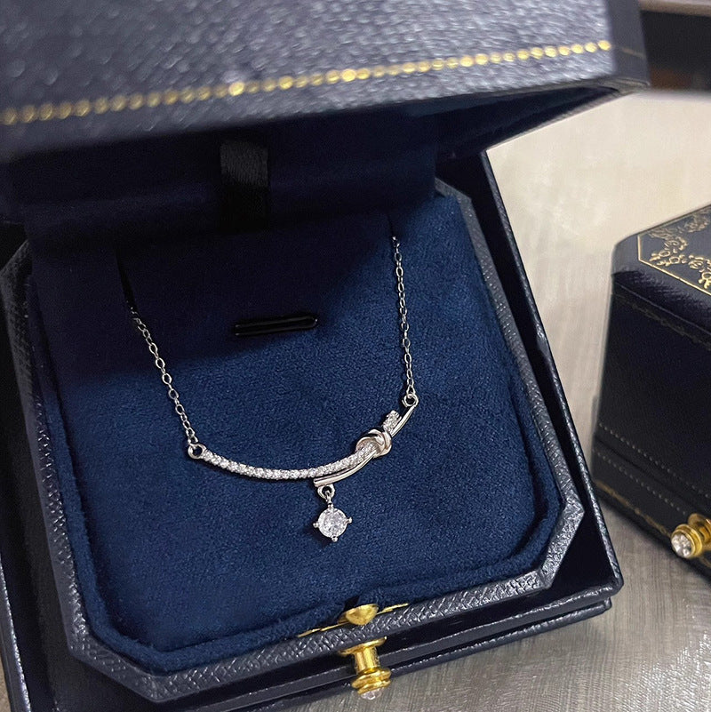 Zarte handwerkliche Halskette