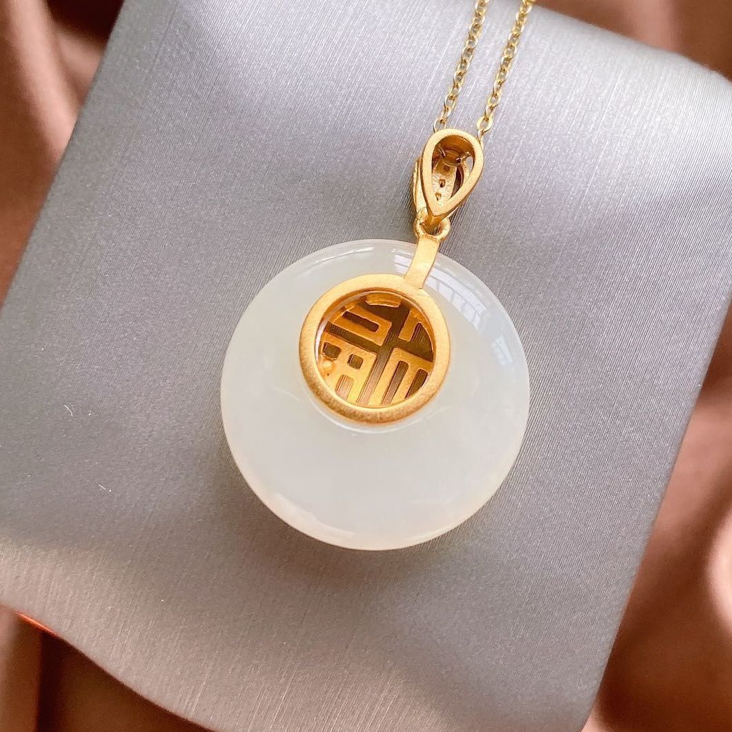 Schöne Gold Halskette mit einzigartigem Stil