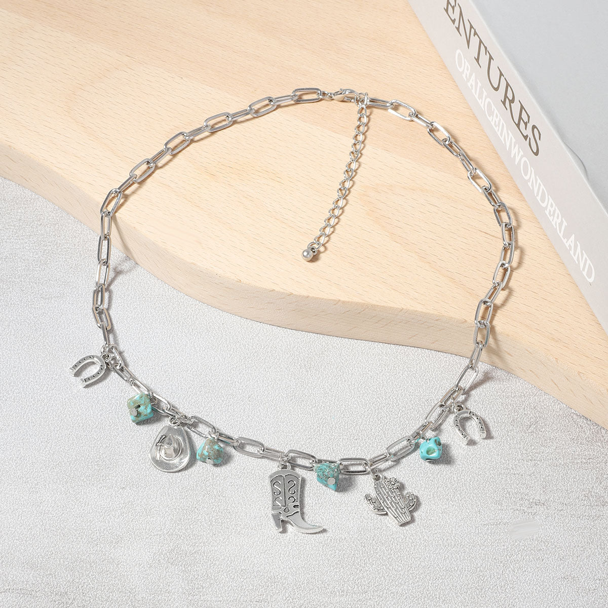 Schöne Halskette mit einzigartigem Stil