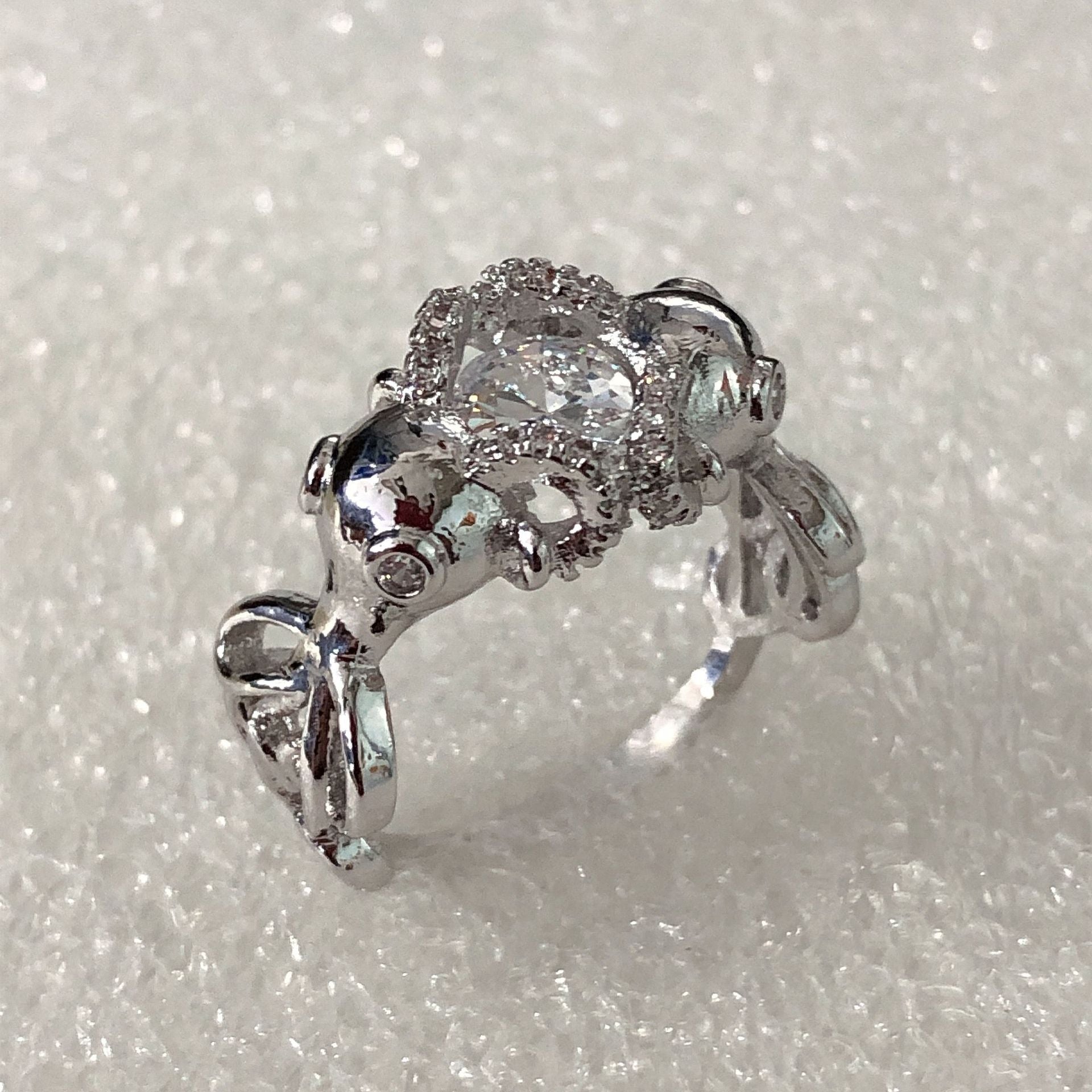 Zarte handwerkliche Ring