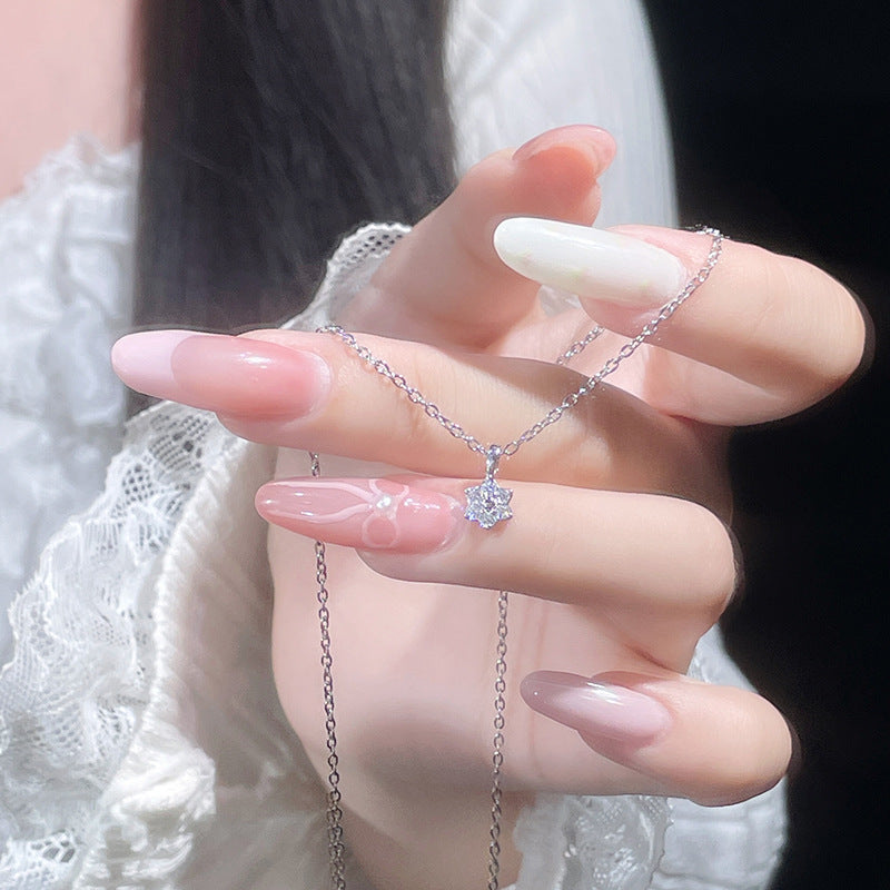 Zarte handwerkliche Halskette