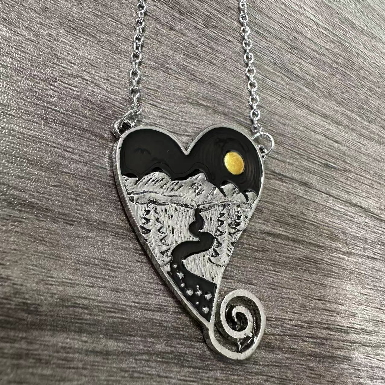 Schöne Halskette mit einzigartigem Stil