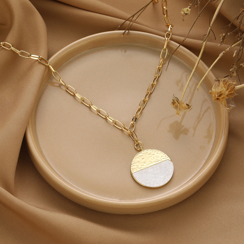 Schöne Halskette mit einzigartigem Stil