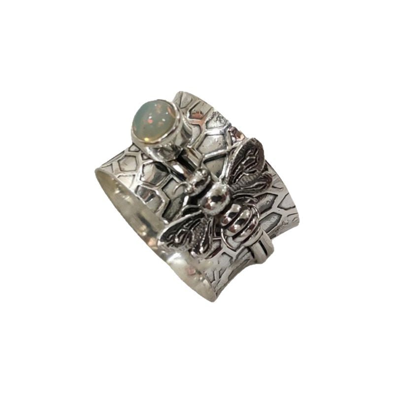 Zarte handwerkliche Ring