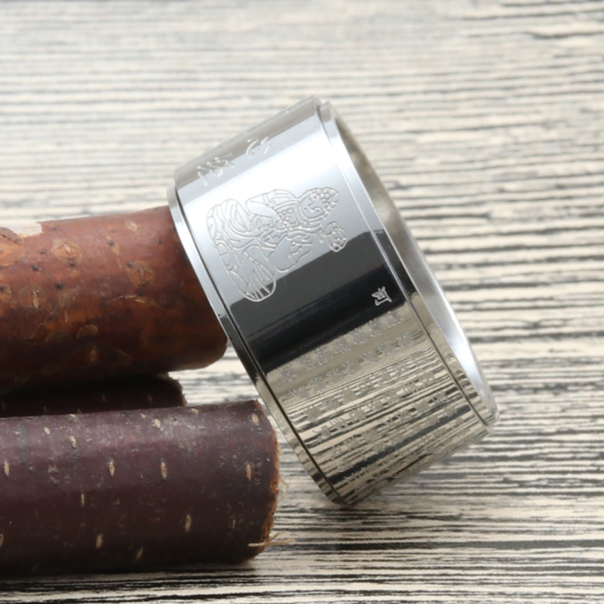 Zarte handwerkliche Ring