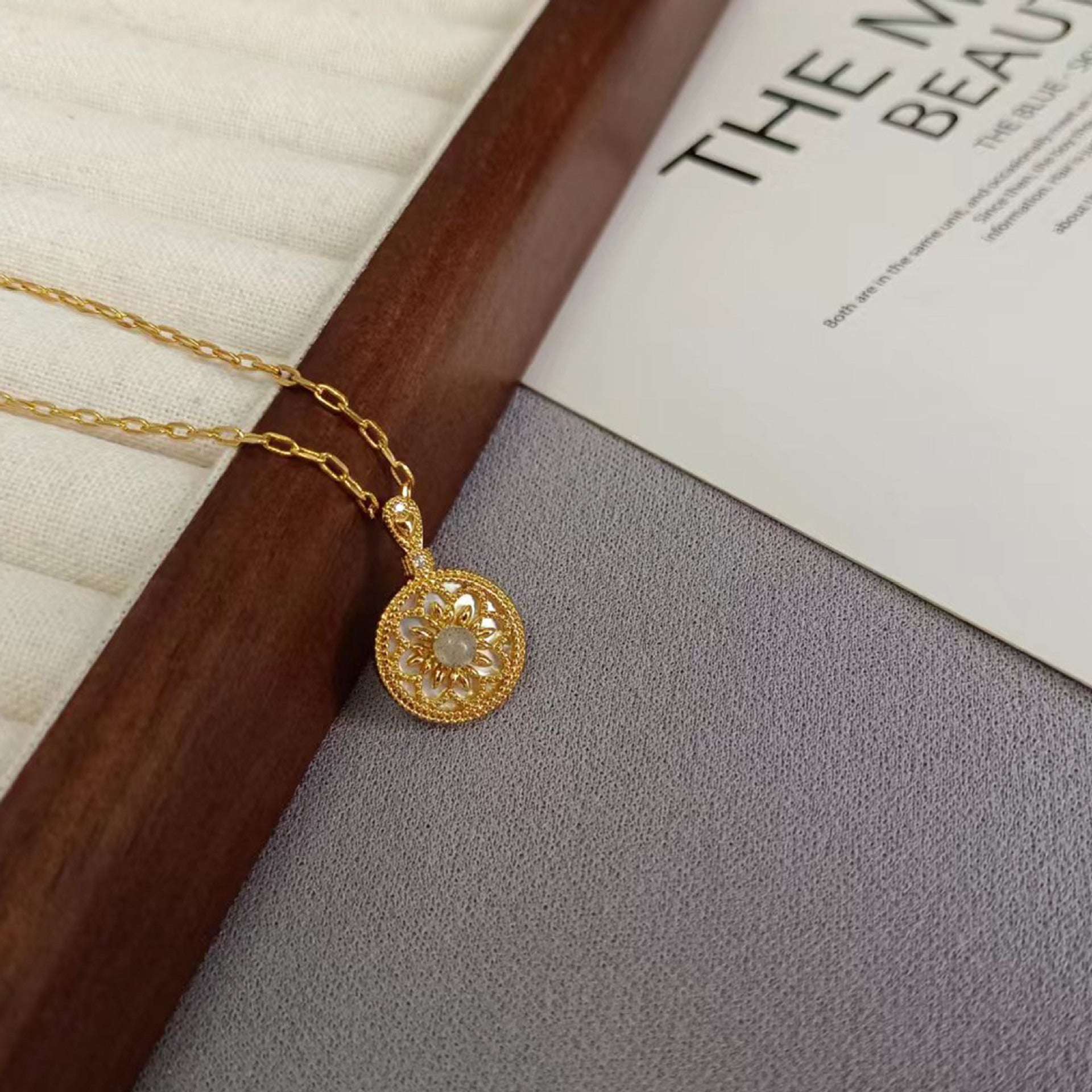 Zarte handwerkliche Halskette