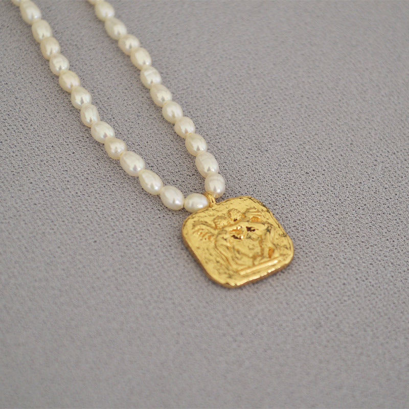 Schöne Gold Halskette mit einzigartigem Stil