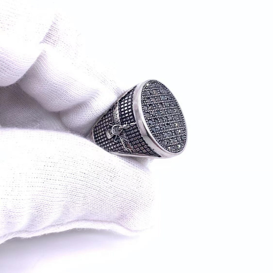 Zarte handwerkliche Ring