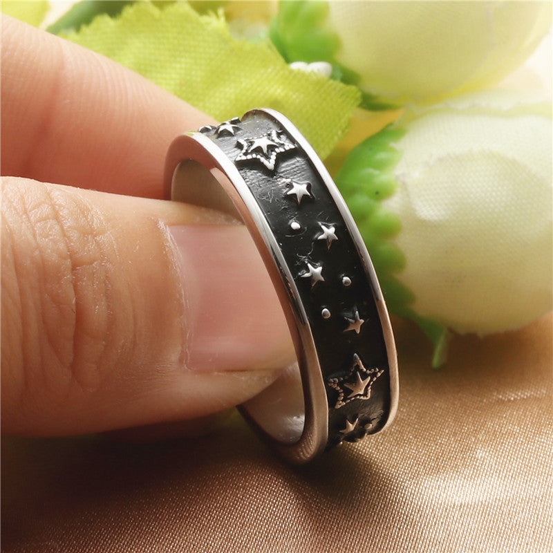 Zarte handwerkliche Ring