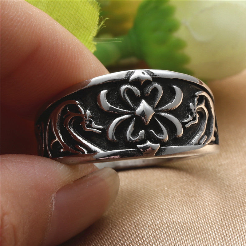 Zarte handwerkliche Ring