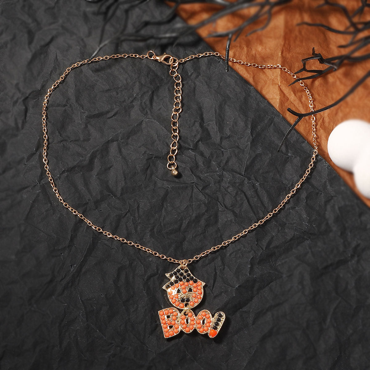 Schöne Halskette mit einzigartigem Stil