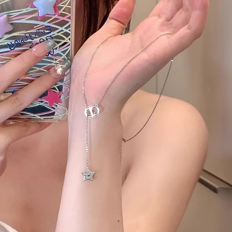 Schöne Halskette mit einzigartigem Stil