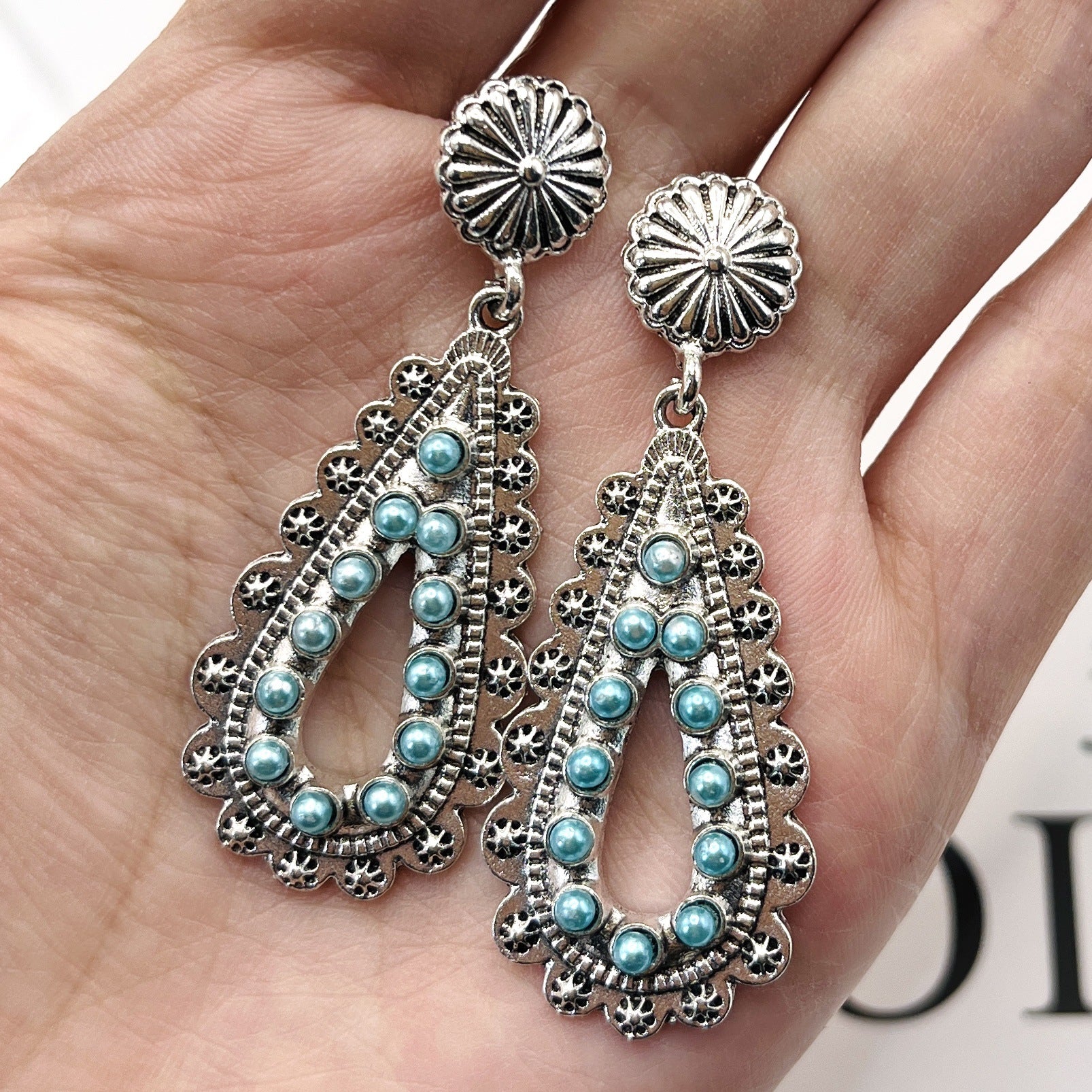 Zarte handwerkliche Ohrring