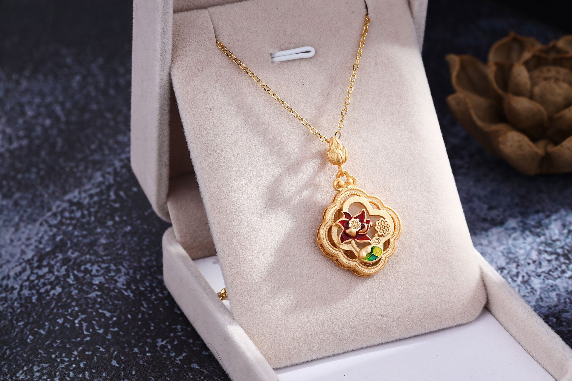 Schöne Halskette mit einzigartigem Stil