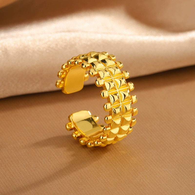 Zarte handwerkliche Ring