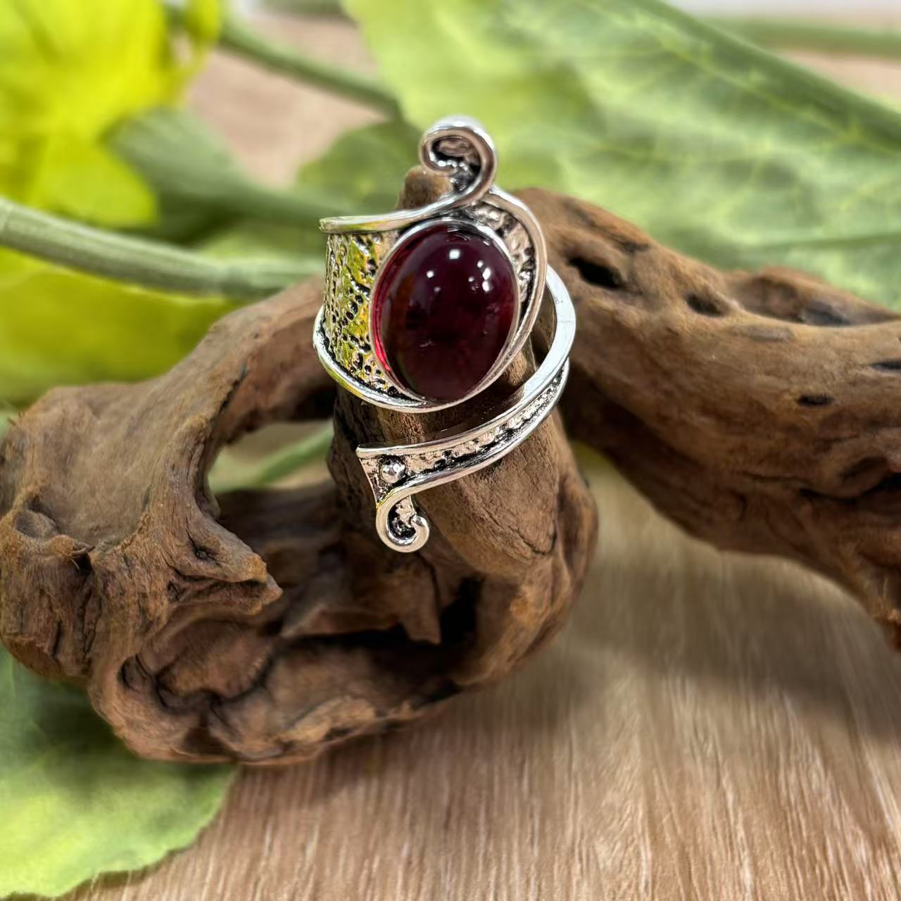 Zarte handwerkliche Ring