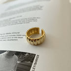 Zarte handwerkliche Ring